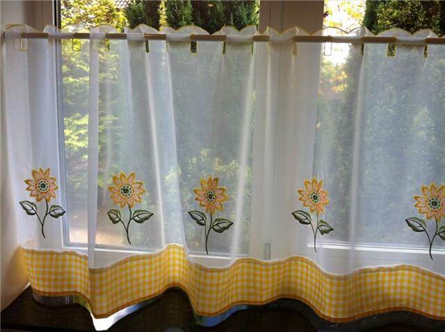 How do you decorate a kitchen with sunflowers?