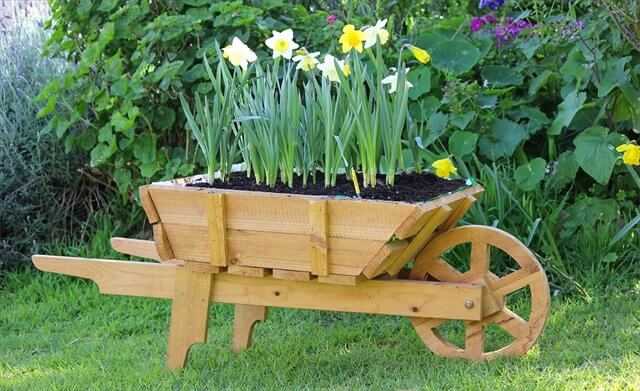 10 DIY Wooden Wheelbarrow Planter  DIY to Make