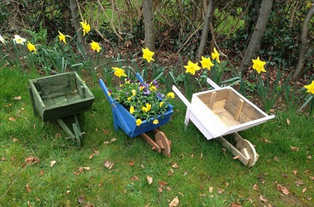 10 DIY Wooden Wheelbarrow Planter | DIY to Make