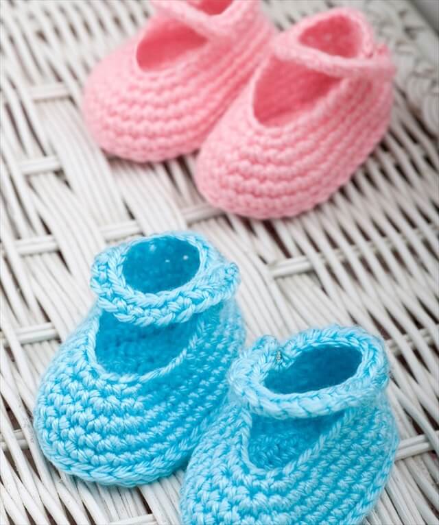 15 Super Easy Crochet Baby Booties | DIY To Make