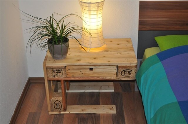 26 DIY Pallet Side Table | DIY to Make