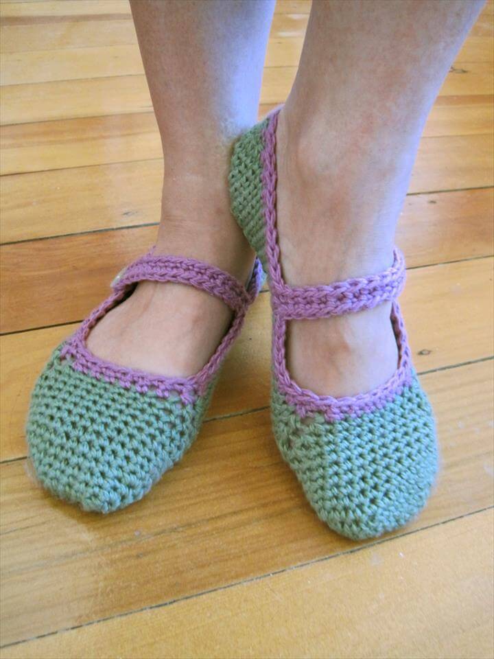 24 Adorable Crochet Women's Slippers DIY to Make