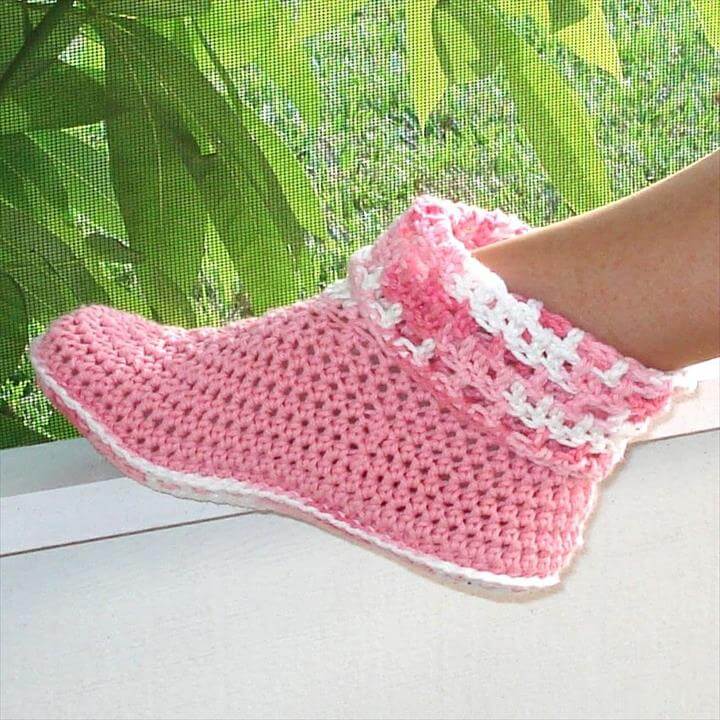 24 Adorable Crochet Women's Slippers DIY to Make