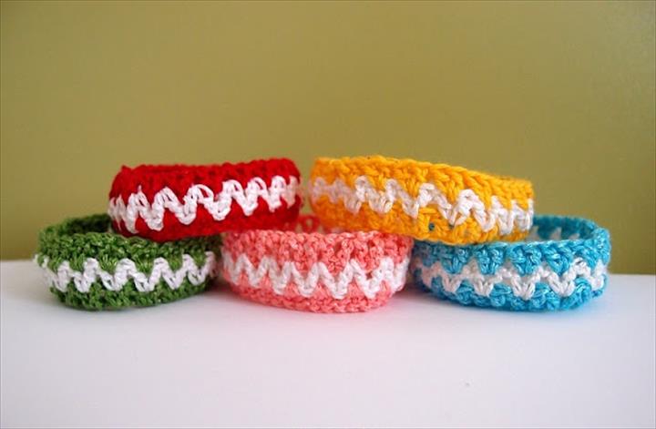 60 Eye Catching Crochet Bracelet Tutorials Diy To Make Zigzag Bracelets