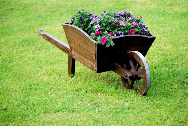 10 Diy Wooden Wheelbarrow Planter
