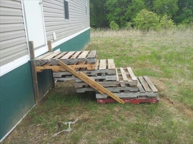 12 DIY Old Pallet Stairs Ideas