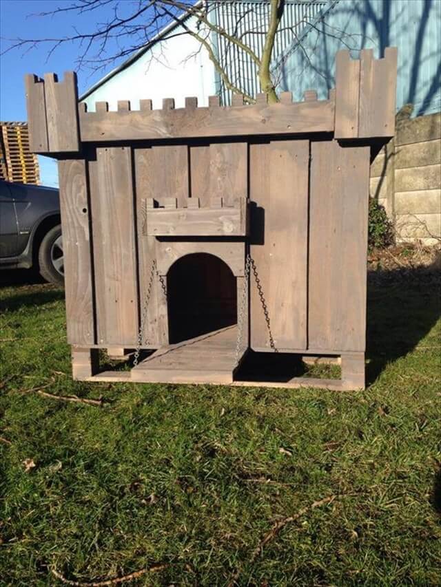 11 DIY Pallet Doghouse Ideas