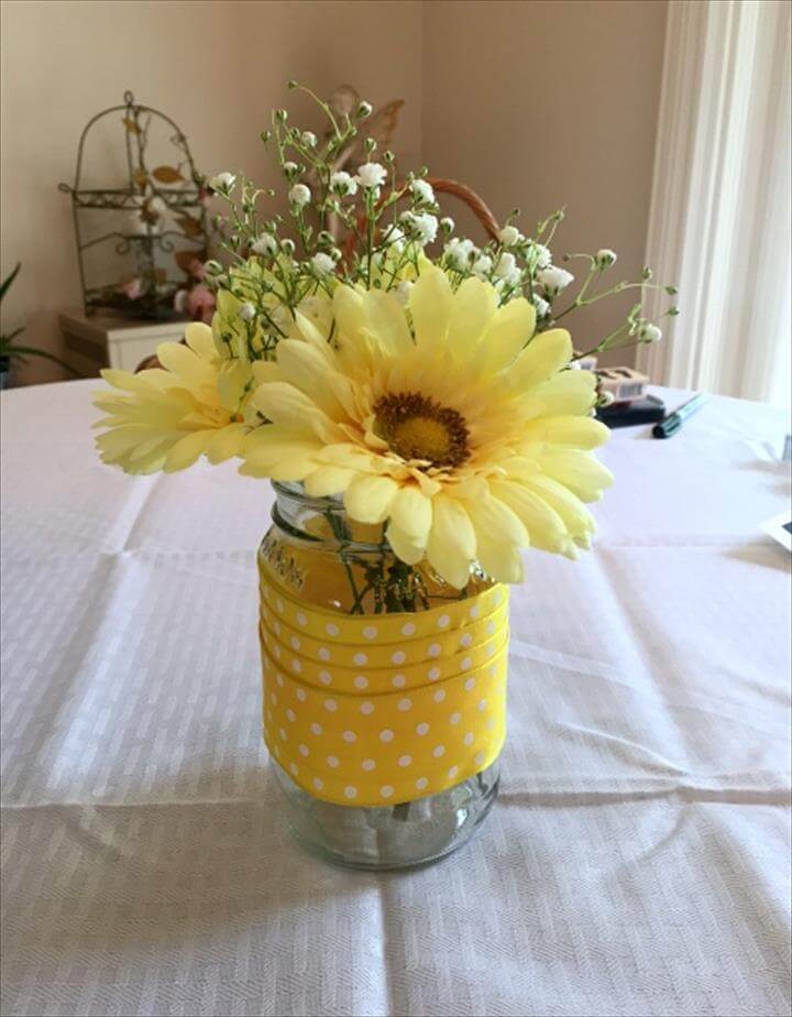 Gele mason jar centerpiece met lint ...