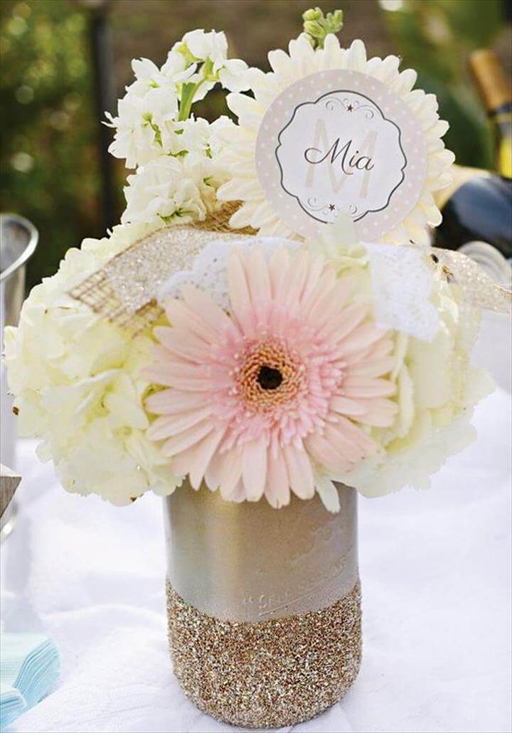 Baby shower mason jar, met mooie witte bloemen