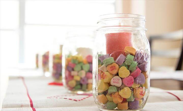 Einfaches Mason Jar Centerpiece zum Valentinstag's Day