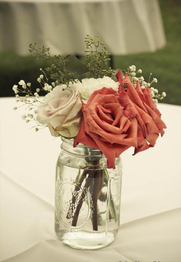 Centre de table rustique-chic en bocal Mason avec roses et souffle de bébé -'s Breath -