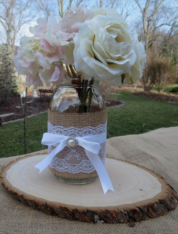 Création de centres de table de mariage en bocal Mason et bois