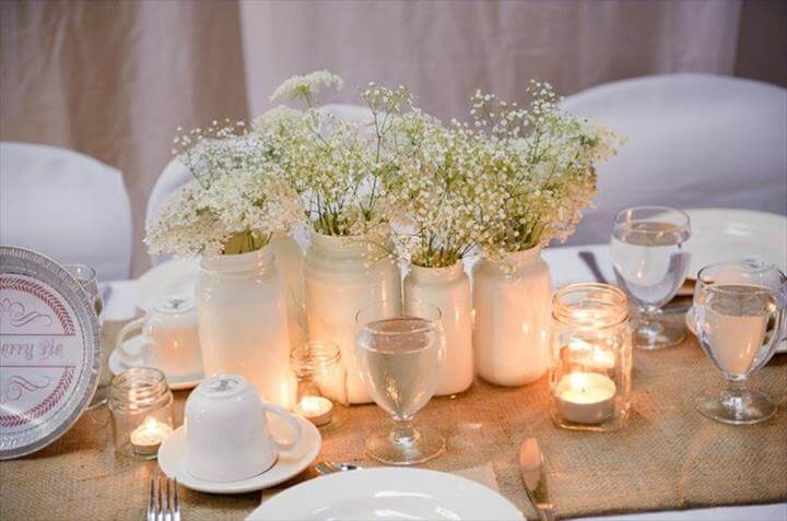 Centre de table en bocal maçon pour le mariage Baby Breath