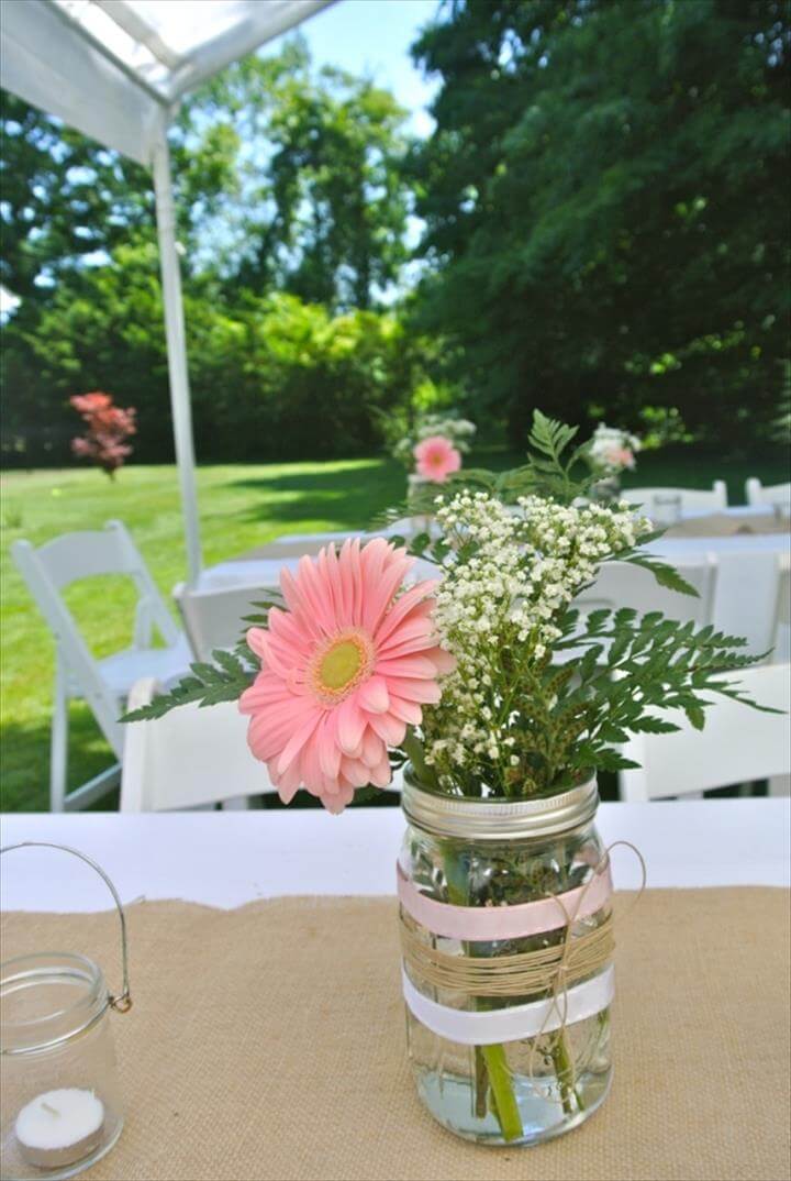 Centerpieces für unsere rustikale Country Bridal Shower. Mason-Gläser, dekoriert mit Spitze, Schleife,