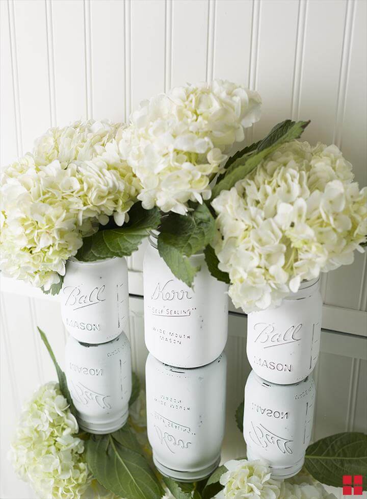 Pots Mason peints avec le spray Chalked Ultra Matte en Linen White