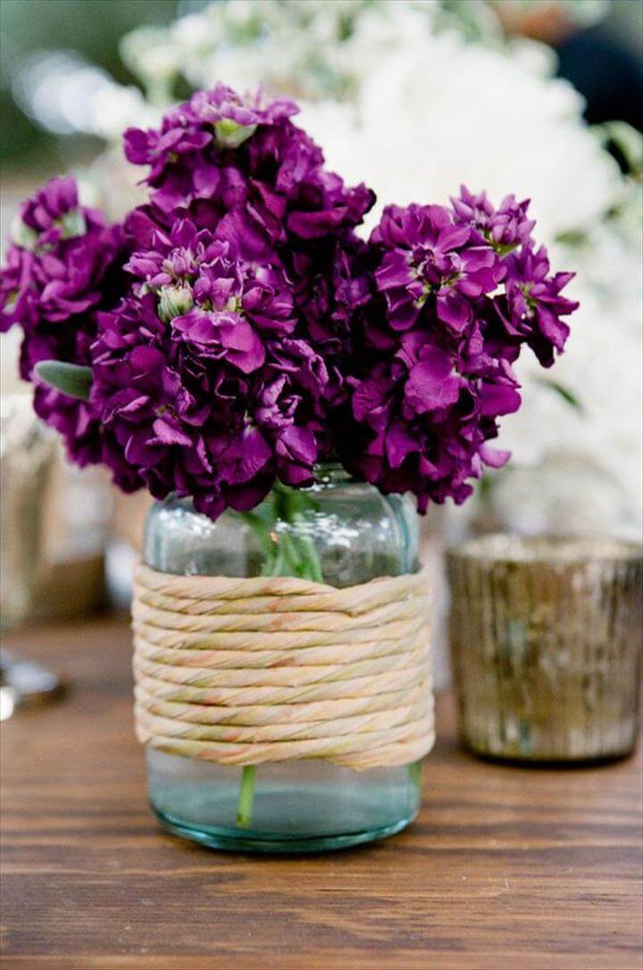 purpurowe kwiaty w niebieskich słoikach mason jar wedding centerpieces