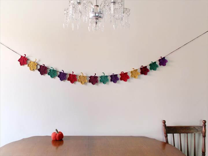 A Crocheted Autumn Decoration : Maple Leaf Garland