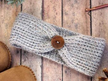 Free crochet headband pattern! Sizes include, newborn,