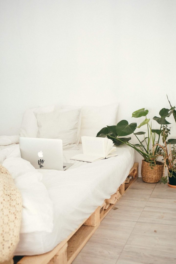 5 Decor Hacks to Style Your Bedroom with a Floor Mattress 1